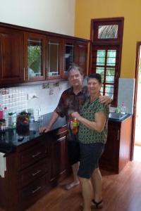 Ein Mann und eine Frau stehen in einer Küche in der Unterkunft Villa Paragon in Negombo