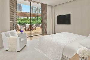 Uma TV ou centro de entretenimento em The Singapore EDITION