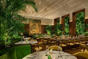 Um restaurante ou outro lugar para comer em The Singapore EDITION