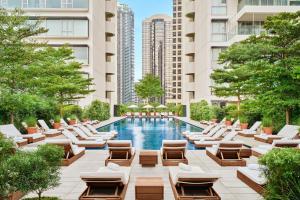 A piscina localizada em The Singapore EDITION ou nos arredores