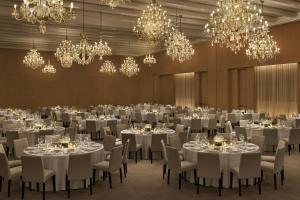 Um restaurante ou outro lugar para comer em The Singapore EDITION mais 37 fotos
