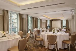 Um restaurante ou outro lugar para comer em The College Green Dublin Hotel, Autograph Collection