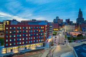 un perfil urbano por la noche con un edificio rojo en Aloft Providence Downtown, en Providence