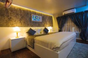 アレッピーにあるBest Kerala Houseboatの大きなベッドと窓のある寝室