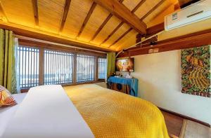 Ένα ή περισσότερα κρεβάτια σε δωμάτιο στο Quiet Garden Inn Lijiang Old Town Branch