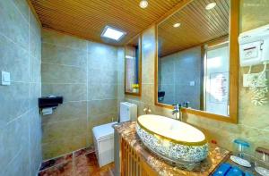 Ένα μπάνιο στο Quiet Garden Inn Lijiang Old Town Branch