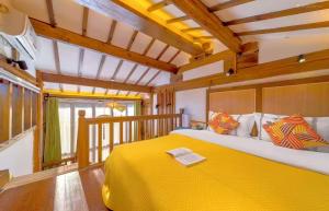 Ένα ή περισσότερα κρεβάτια σε δωμάτιο στο Quiet Garden Inn Lijiang Old Town Branch