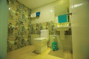 アレッピーにあるBest Kerala Houseboatのトイレと洗面台付きのバスルーム +35枚の写真