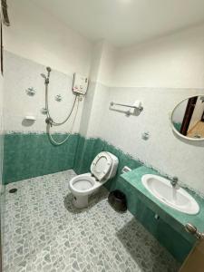 Un baño con ducha, inodoro y lavabo. en Bophut residence & House, en Bophut  10 fotos más