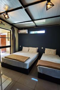 a bedroom with two beds in a room at A Famosa Villa 62 with Private Swimming Pool in Kampong Pulau Sebang
