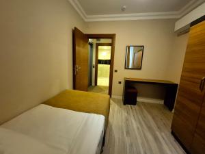 Postel nebo postele na pokoji v ubytování Toprak Apart Otel