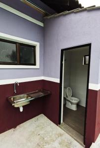 un baño vacío con aseo y lavamanos en A'Famosa Resort villa with Private Swimming pool, en Kampong Pulau Sebang