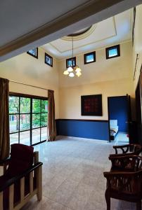 una gran sala de estar con un escenario y ventanas en A'Famosa Resort villa with Private Swimming pool, en Kampong Pulau Sebang