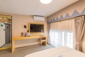 Llit o llits en una habitació de Dequan Hotel Chaoyang Park Branch Coffee fruits, snacks a gym and a laundry room are provided for free in the lobby
