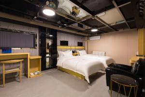Llit o llits en una habitació de Dequan Hotel Chaoyang Park Branch Coffee fruits, snacks a gym and a laundry room are provided for free in the lobby