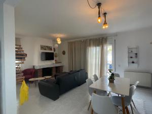 Телевизор и/или развлекательный центр в Beautiful villa with swimming pool