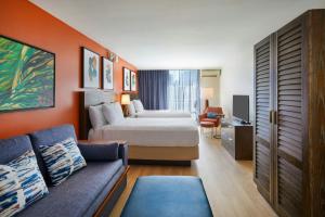 Posezení v ubytování Courtyard by Marriott Waikiki Beach