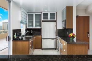 Kuchyň nebo kuchyňský kout v ubytování Courtyard by Marriott Waikiki Beach