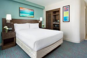 Postel nebo postele na pokoji v ubytování Courtyard by Marriott Waikiki Beach