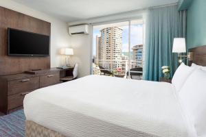Postel nebo postele na pokoji v ubytování Courtyard by Marriott Waikiki Beach