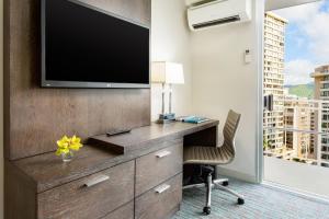 TV a/nebo společenská místnost v ubytování Courtyard by Marriott Waikiki Beach