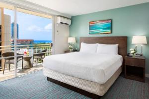 Postel nebo postele na pokoji v ubytování Courtyard by Marriott Waikiki Beach