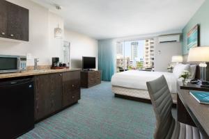 Kuchyň nebo kuchyňský kout v ubytování Courtyard by Marriott Waikiki Beach