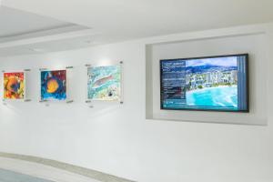 TV a/nebo společenská místnost v ubytování Courtyard by Marriott Waikiki Beach