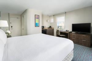 TV a/nebo společenská místnost v ubytování Courtyard by Marriott Waikiki Beach