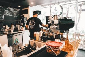 Příslušenství pro přípravu čaje a kávy v ubytování Courtyard by Marriott Waikiki Beach