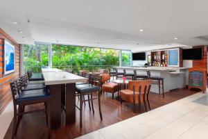 TV a/nebo společenská místnost v ubytování Courtyard by Marriott Waikiki Beach