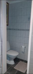 a bathroom with a toilet and a roll of toilet paper at Hos Jurate in Fagernes +1 photo