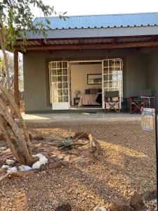 una casa con un letto sul retro di Murchison View Cottage a Gravelotte
