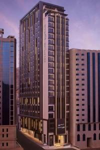 メッカにあるCourtyard by Marriott Makkahの都内高層建築の表現