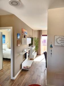 Zimmer mit einem Schlafzimmer mit einem Bett und einem Schreibtisch in der Unterkunft Bahia Sol Deluxe in Caleta de Fuste