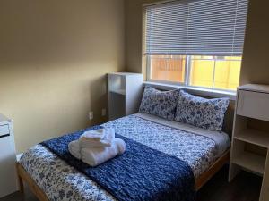 Postel nebo postele na pokoji v ubytování Cozy 3-Bedroom house with central AC and heating