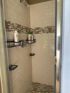 Koupelna v ubytování Cozy 3-Bedroom house with central AC and heating + 10 fotografií