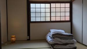 Postel nebo postele na pokoji v ubytování 5min Umeda,Traditional Japanese House, Oideya