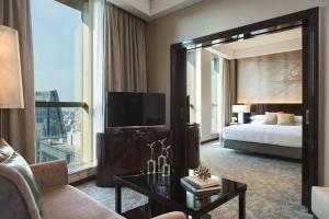 Postel nebo postele na pokoji v ubytování Renaissance Shanghai Pudong Hotel + 27 fotografií
