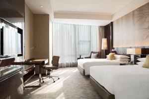 Postel nebo postele na pokoji v ubytování Renaissance Shanghai Pudong Hotel