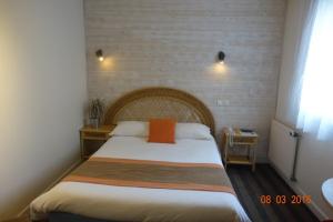 Łóżko lub łóżka w pokoju w obiekcie Logis Hôtel Restaurant L'Empreinte