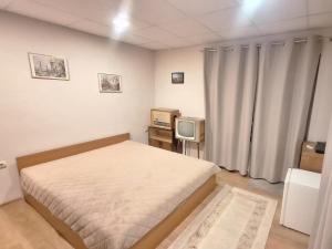 En eller flere senge i et værelse på City House CHAYA