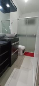 Koupelna v ubytování Lindo Ap no Centro de São Leopoldo com garagem inclusa