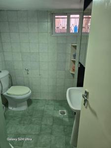 een badkamer met toilet en wastafel bij Lukanda Apartment Feel at Home in Amman