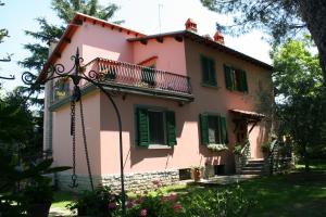 an old pink house with green shutters at Corte dei Galli B&B in Sesto Fiorentino
