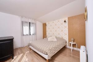Un dormitorio pequeño con una cama y una ventana. en La Velleronnaise, en Velleron 35 fotos más