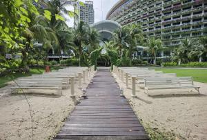 Κήπος έξω από το Carnelian Tower Hotel at ForestCity 4107 with WIFI