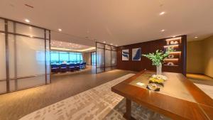 Μια τηλεόραση ή/και κέντρο ψυχαγωγίας στο Carnelian Tower Hotel at ForestCity 4107 with WIFI