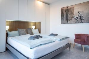 Un dormitorio con una cama con toallas. en Appartamento Guglielmo 2, en Oristano