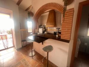 a kitchen with a counter and an arch in the wall at Casita rural La cometa in Ruidera
